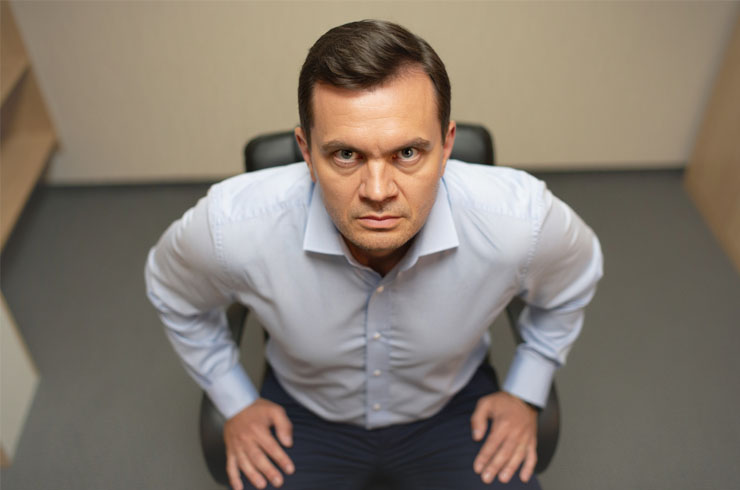Мужчина смотрит злым взглядом